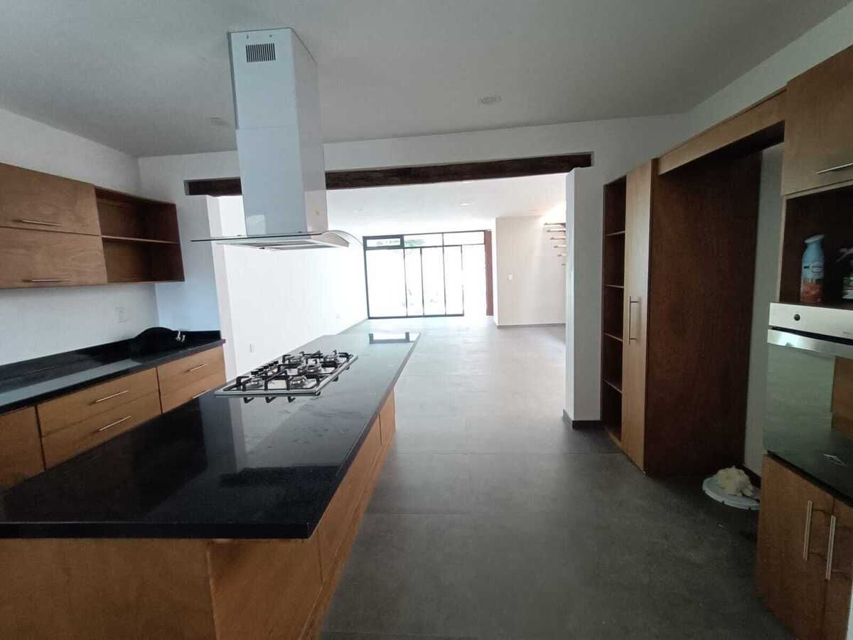 Cocina equipada con isal y campana, sala, comedor y terraza