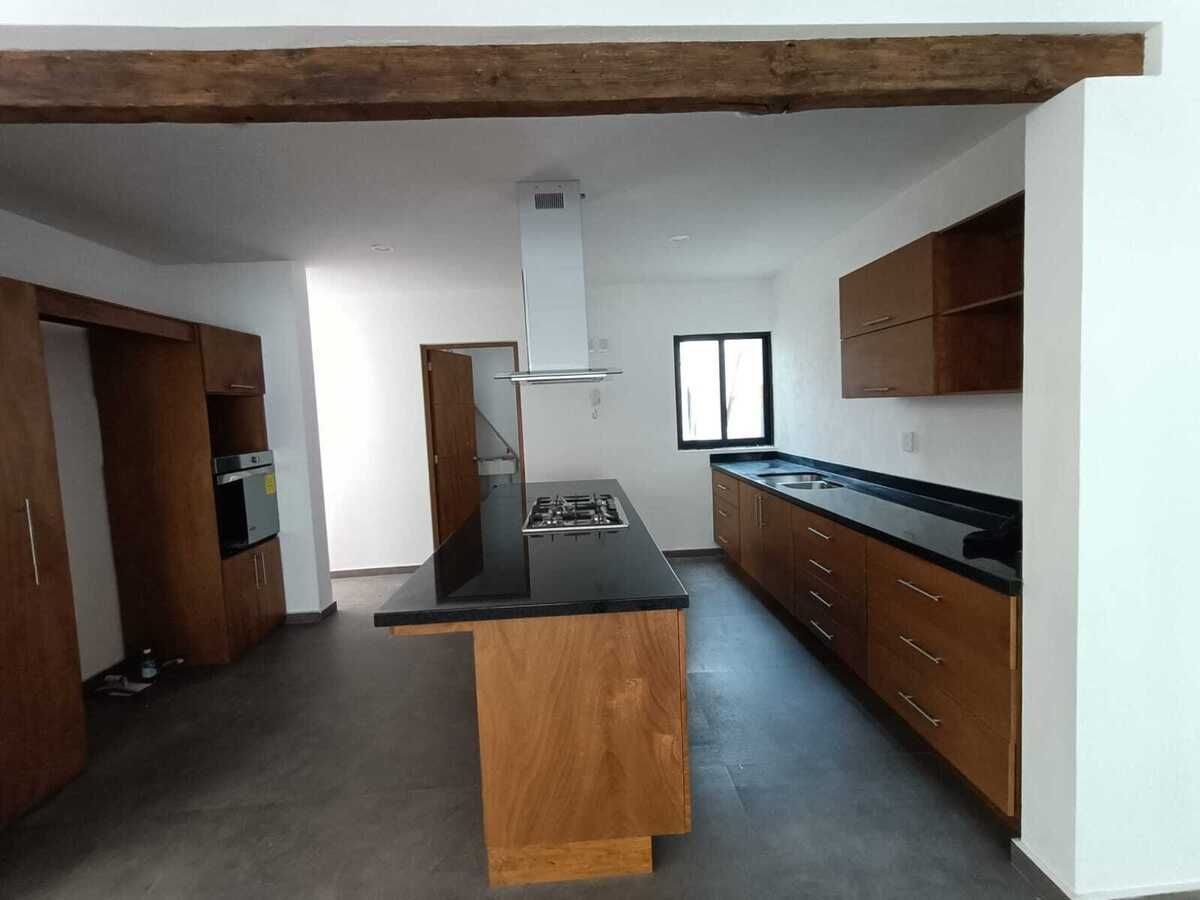 Cocina equipada, estufa, alacena con horno eléctrico de gas.