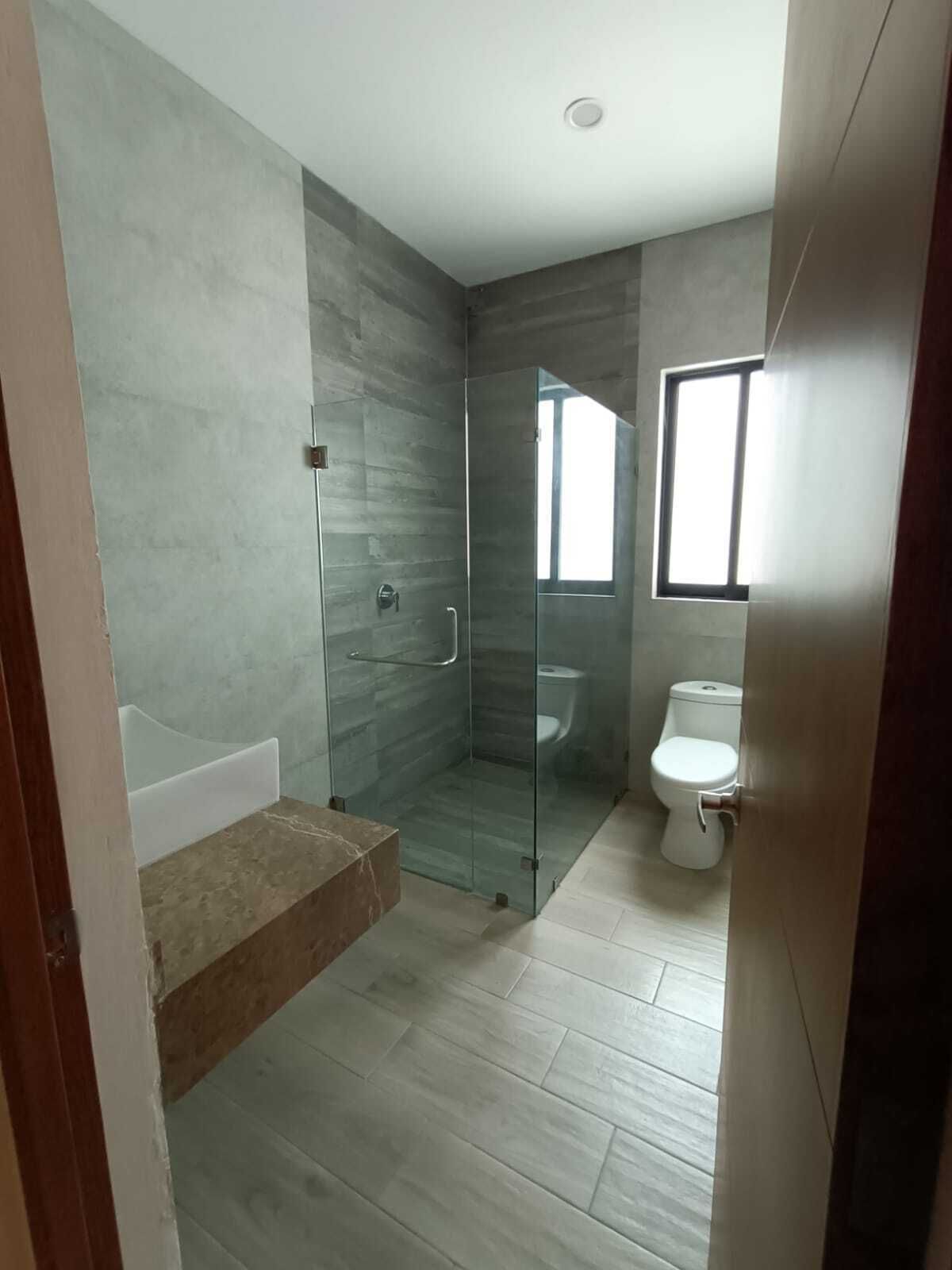 Baño completo recámara principal.