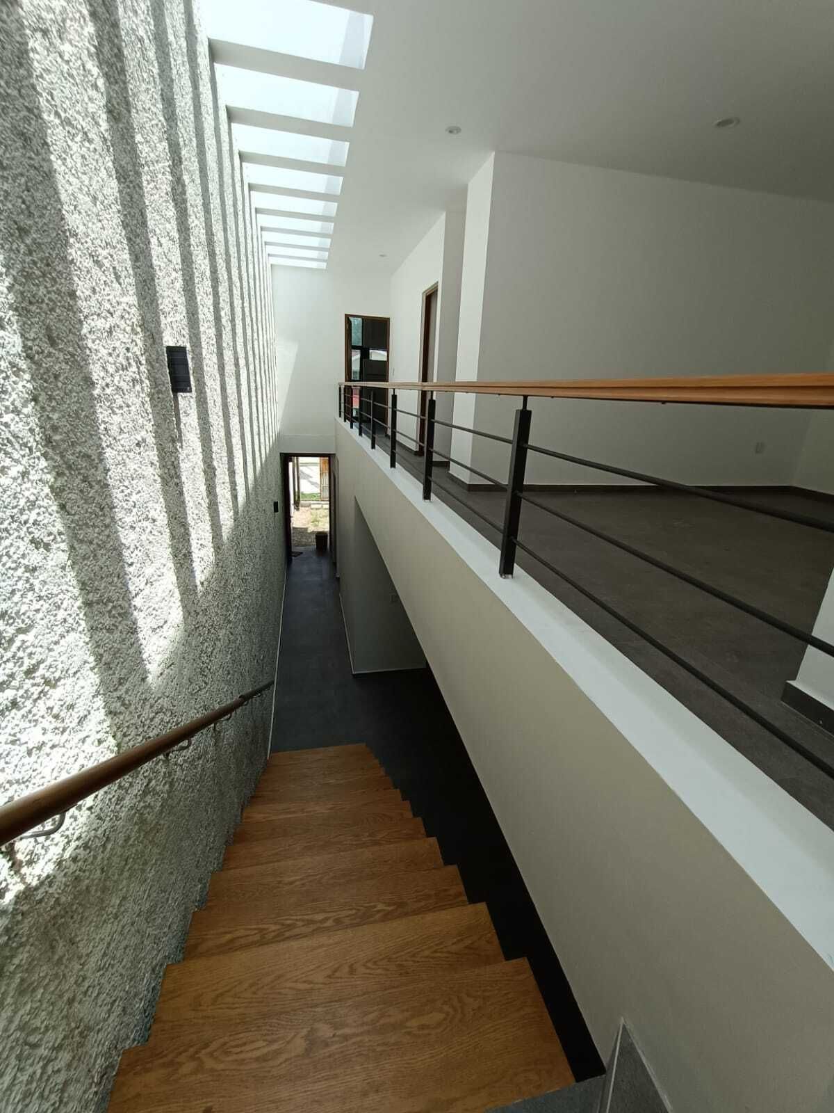Escalera con vista de arriba hacia abajo.