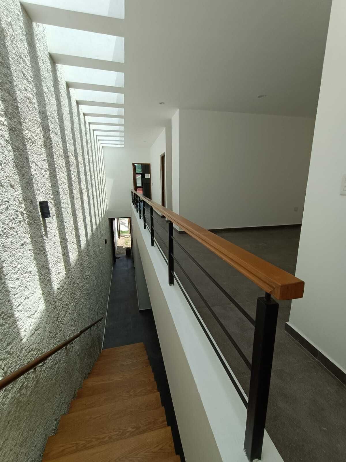 Escalera con iluminación de día y techo de doble altura.