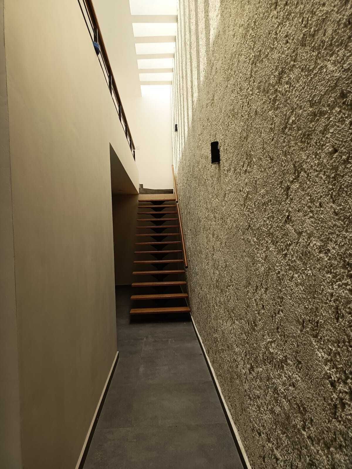 Escalera de acceso a planta alta.