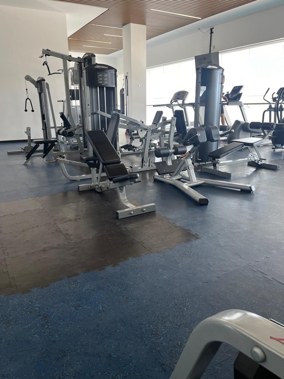 21 de 23: Gimnasio