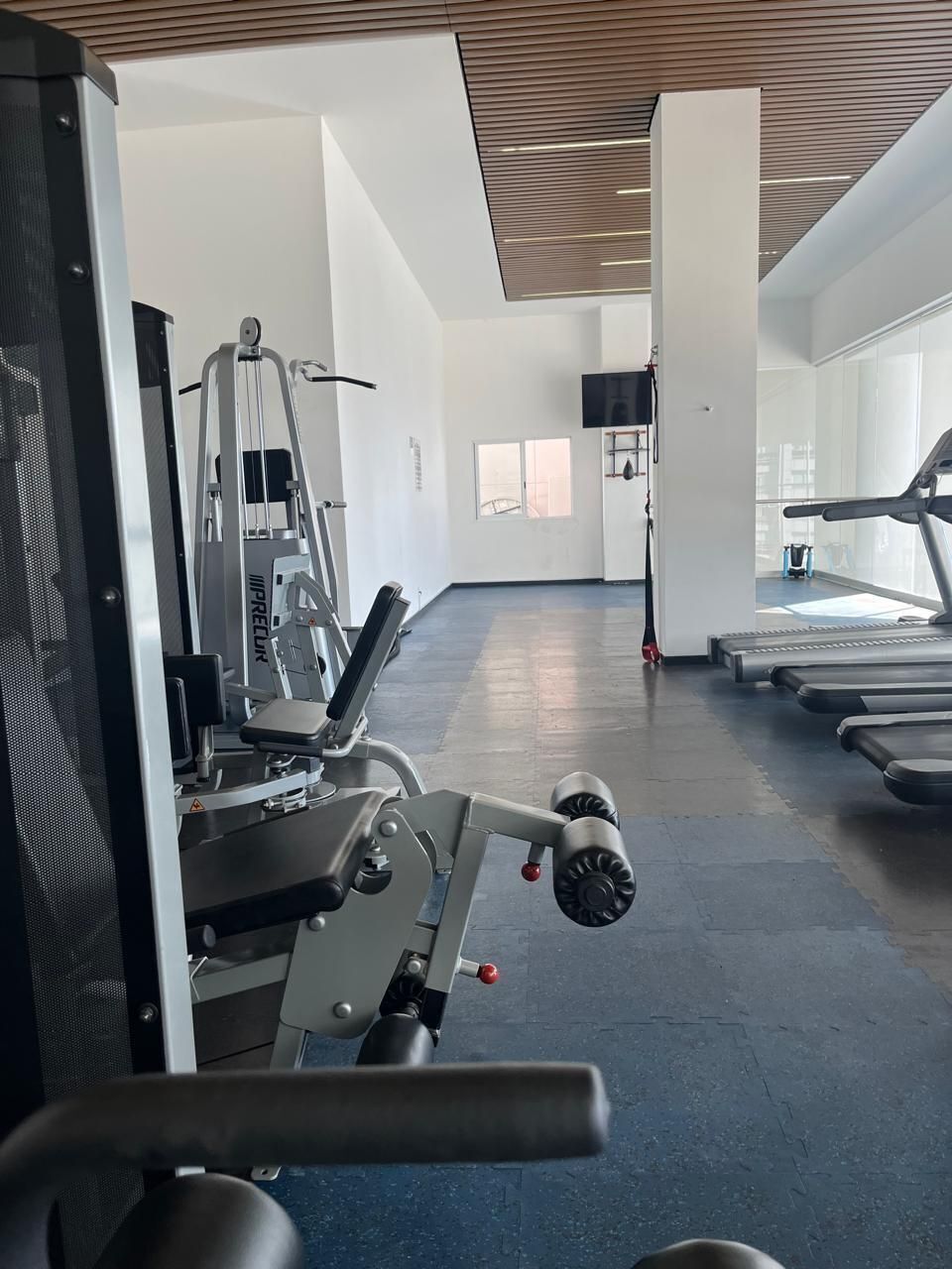 22 de 23: Gimnasio equipado