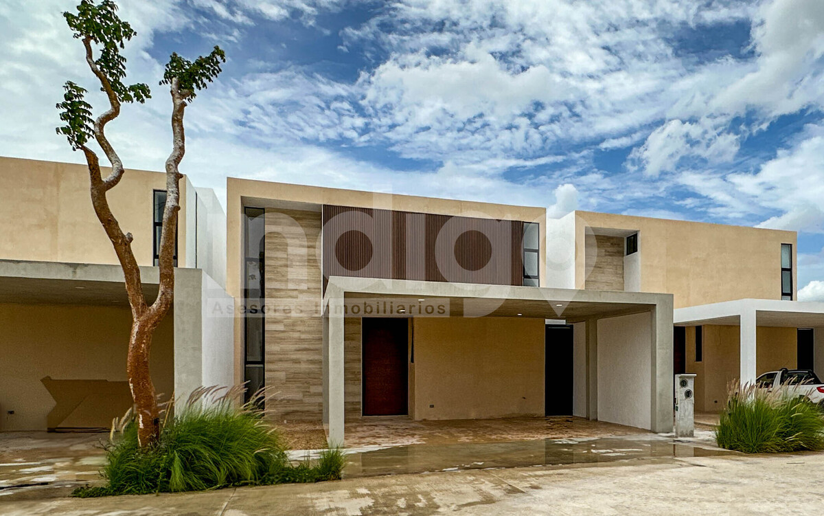 2 of 50: Fachada Frontal