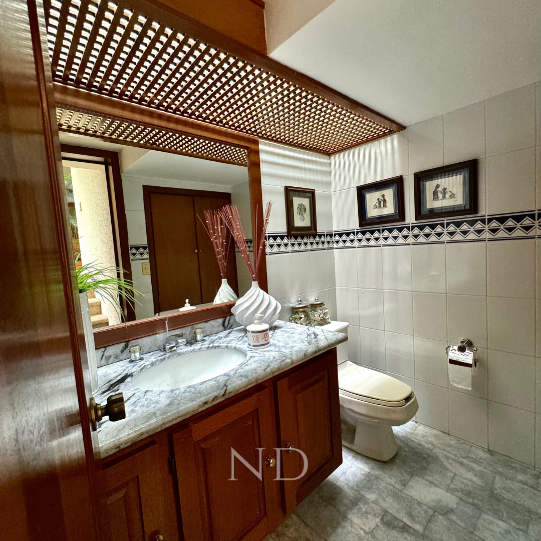 16 of 49: MEDIO BAÑO