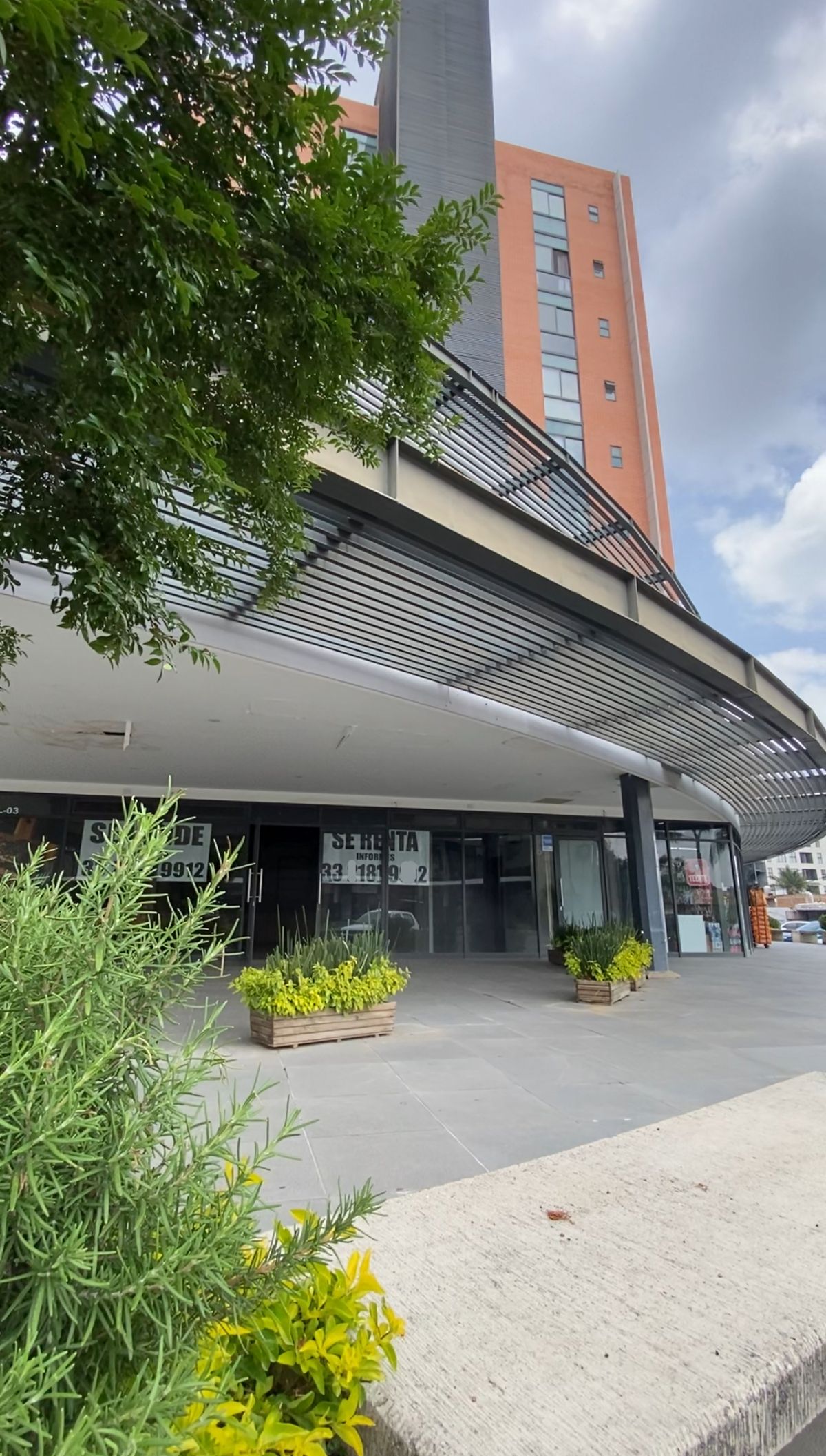 Local comercial en plaza comercial de Torres Prive