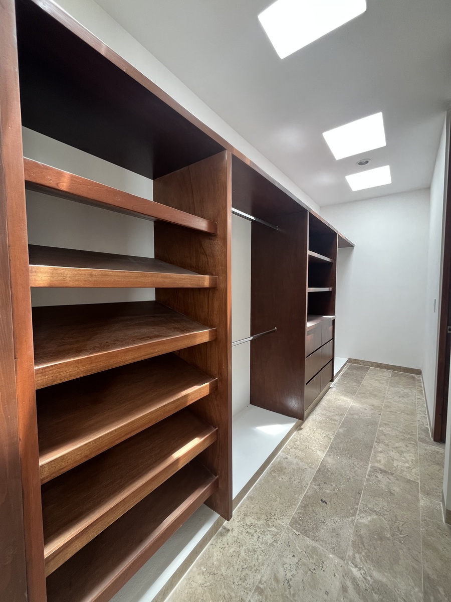 7 de 17: Closet Vestidor Recámara