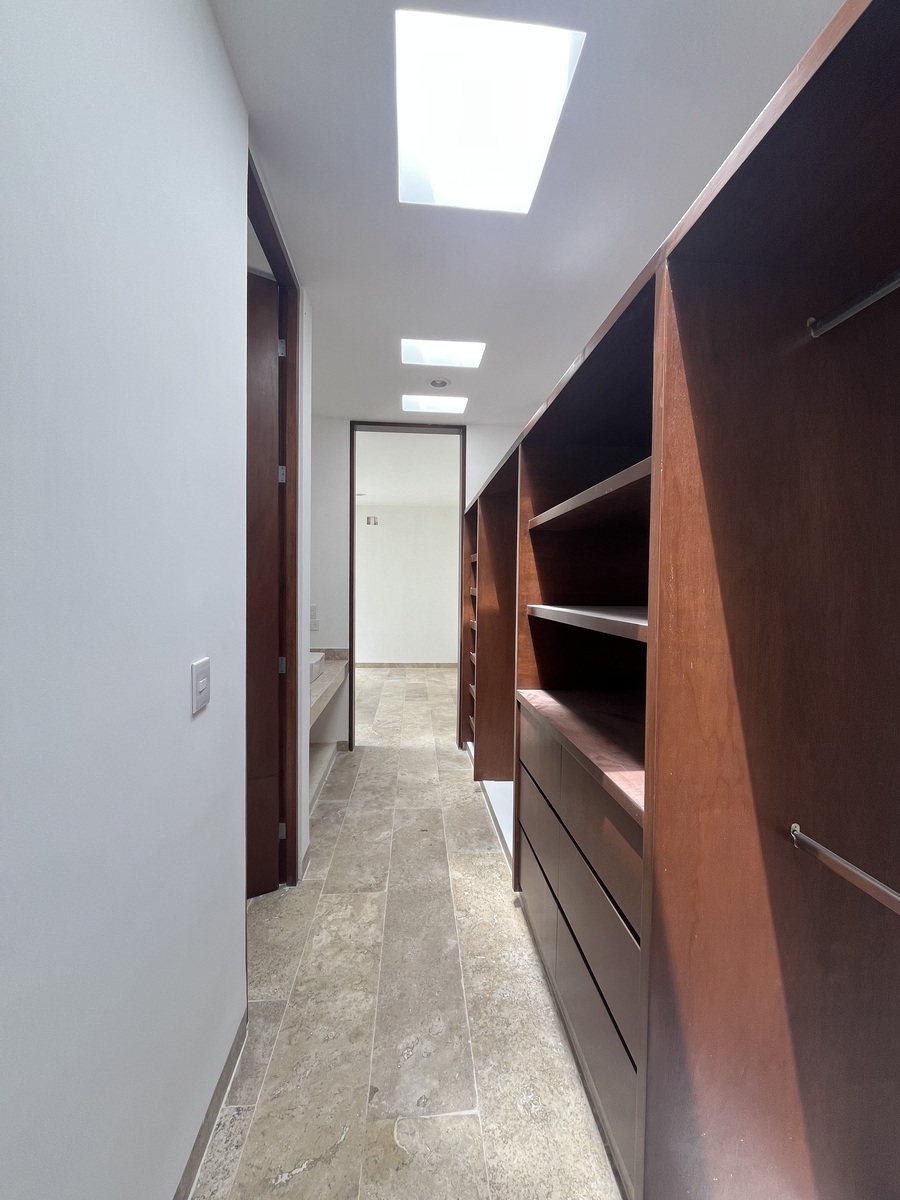 8 de 17: Closet Vestidor Recámara