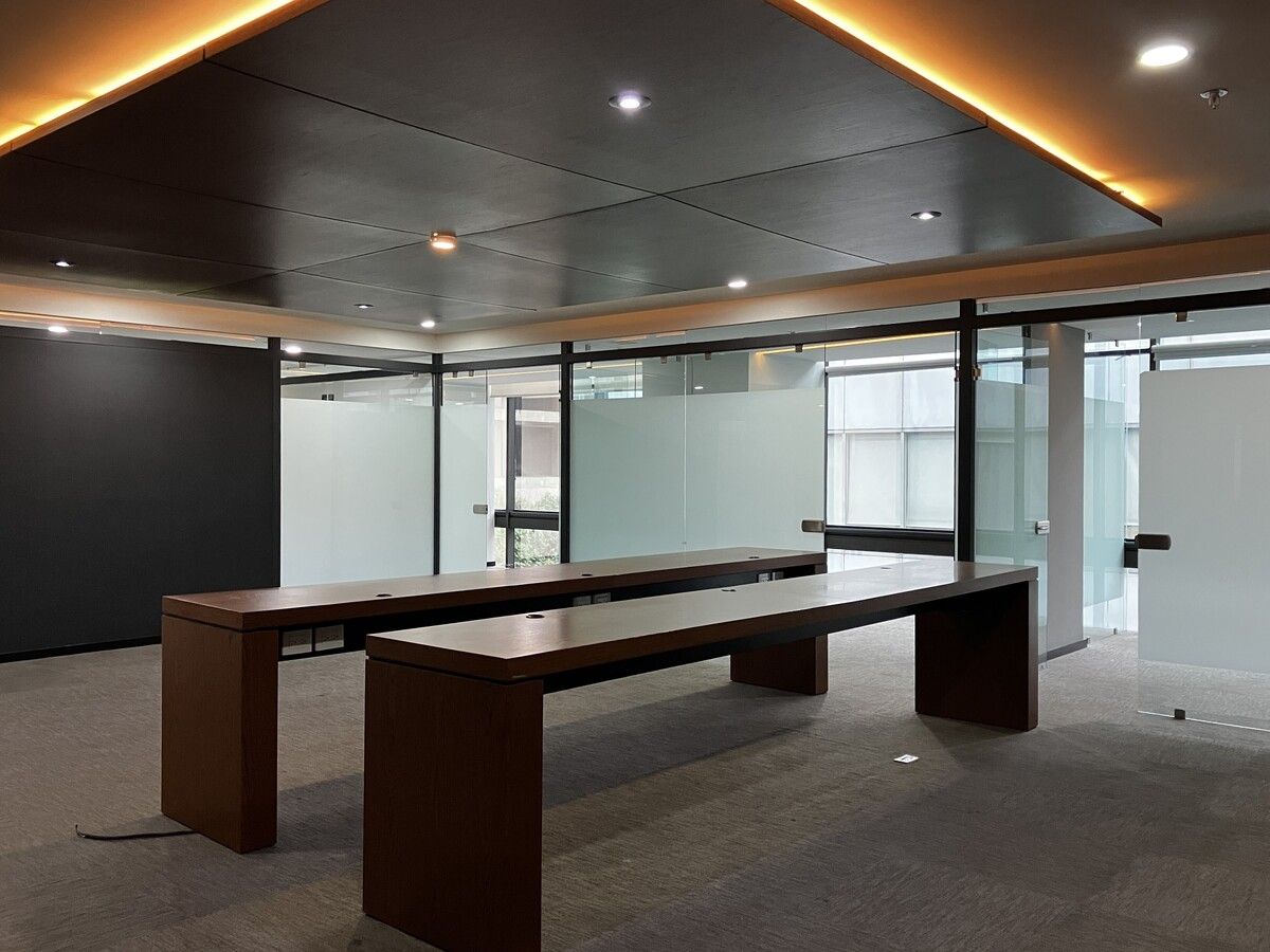 Vista lateral del complejo desde el acceso en recepción