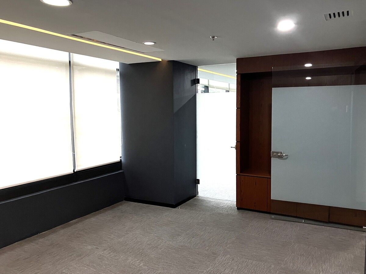 Oficina principal con acceso a la sala de juntas