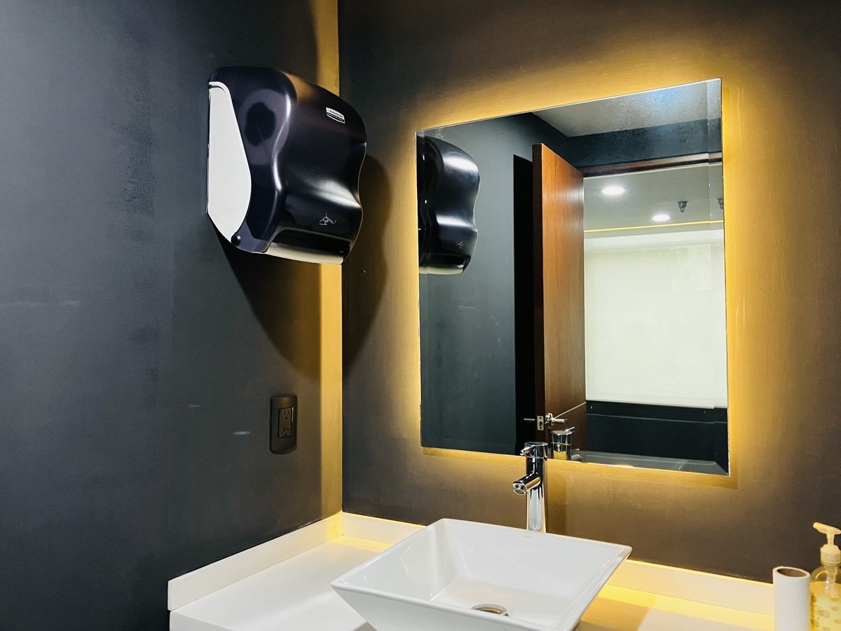 Medio  baño en oficina principal