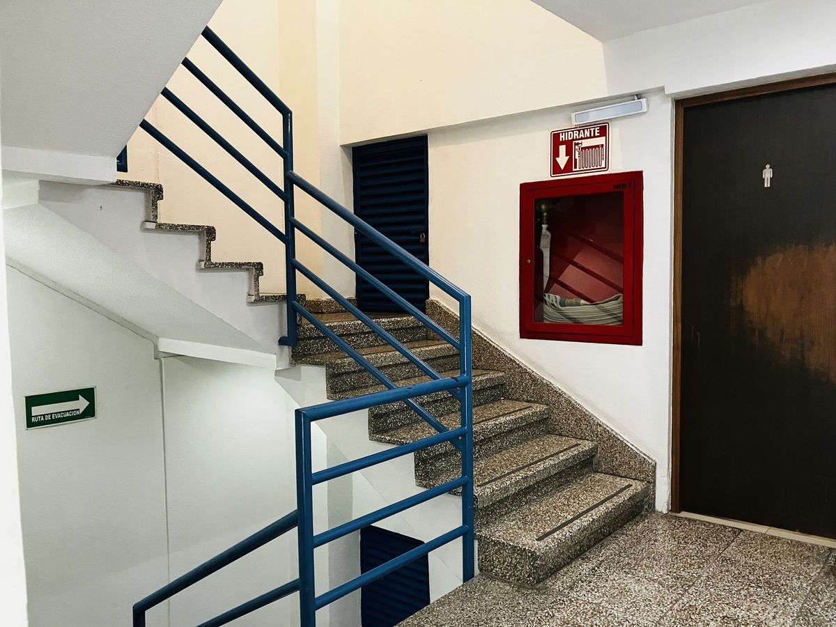 Escaleras y baños área común