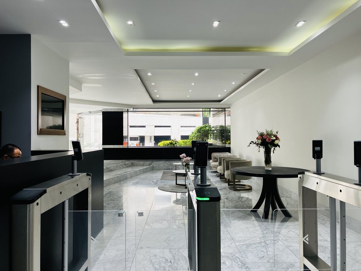 Acceso al Edificio con doble filtro de seguridad