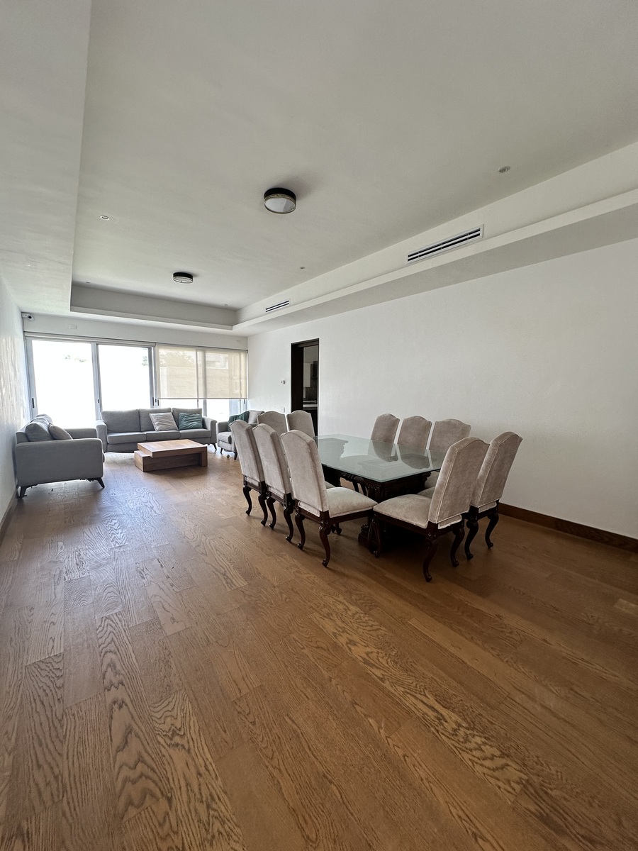 4 de 14: Amplia sala comedor
