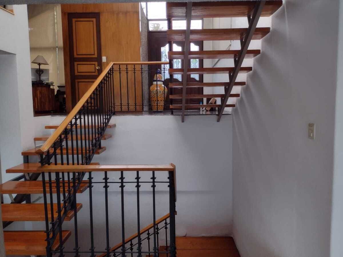 -Escalinata de acceso