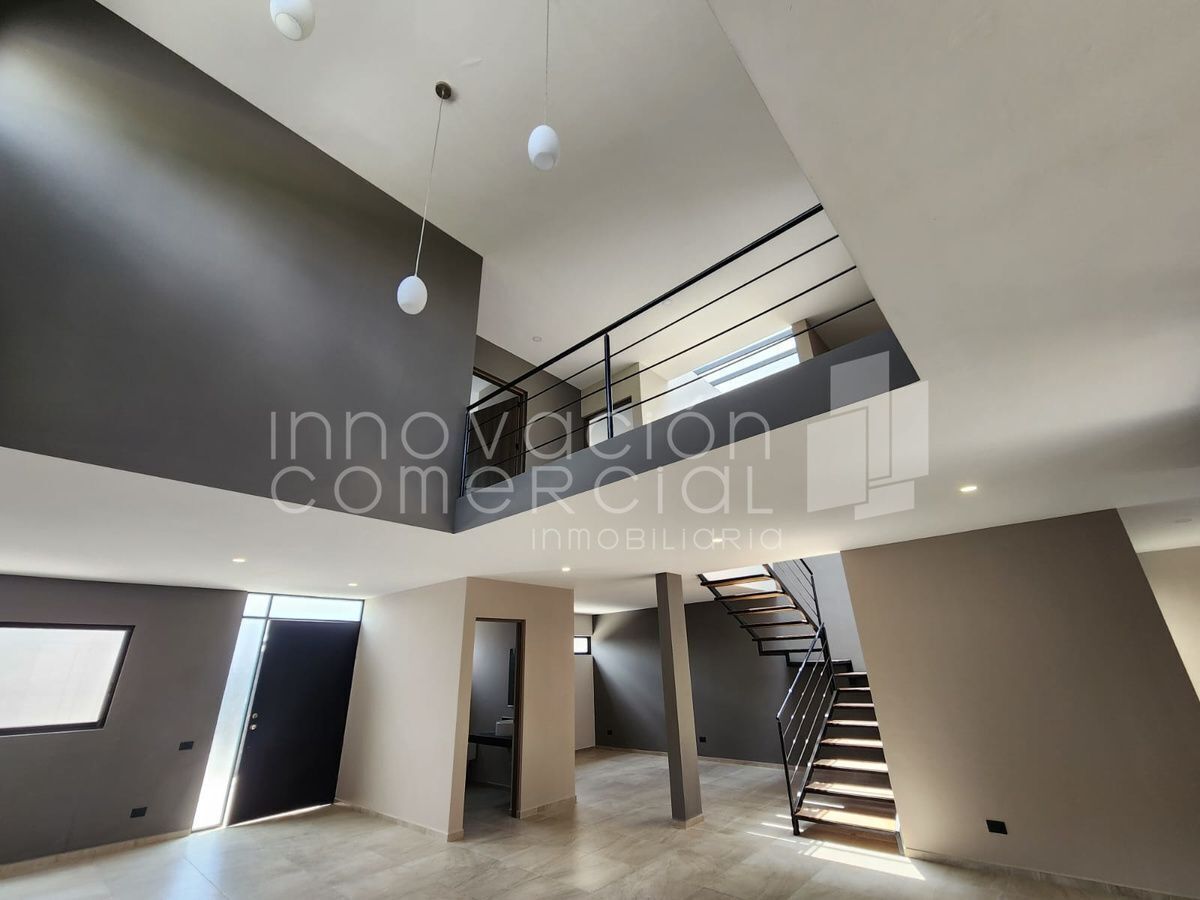 Casa en renta en Valle de Juriquilla sobre calle abierta. Para estrenar.