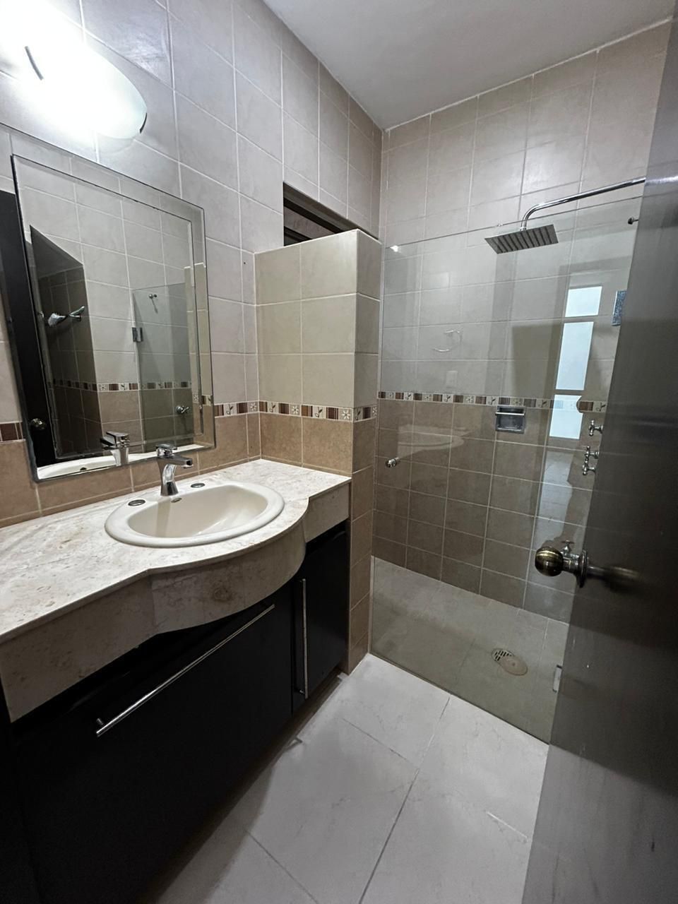 10 of 19: BAÑO COMPLETO PLANTA BAJA