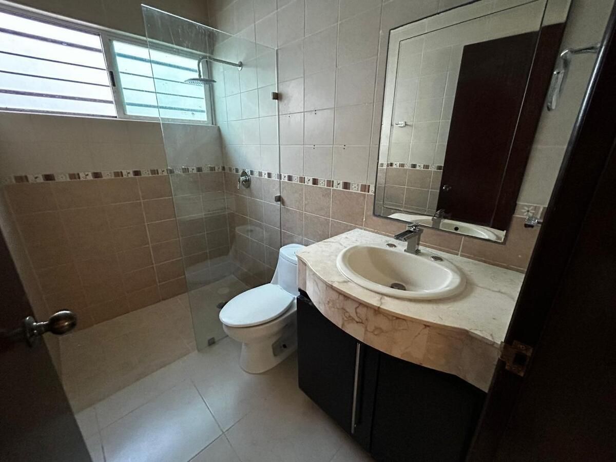 17 of 19: BAÑO PLANTA ALTA