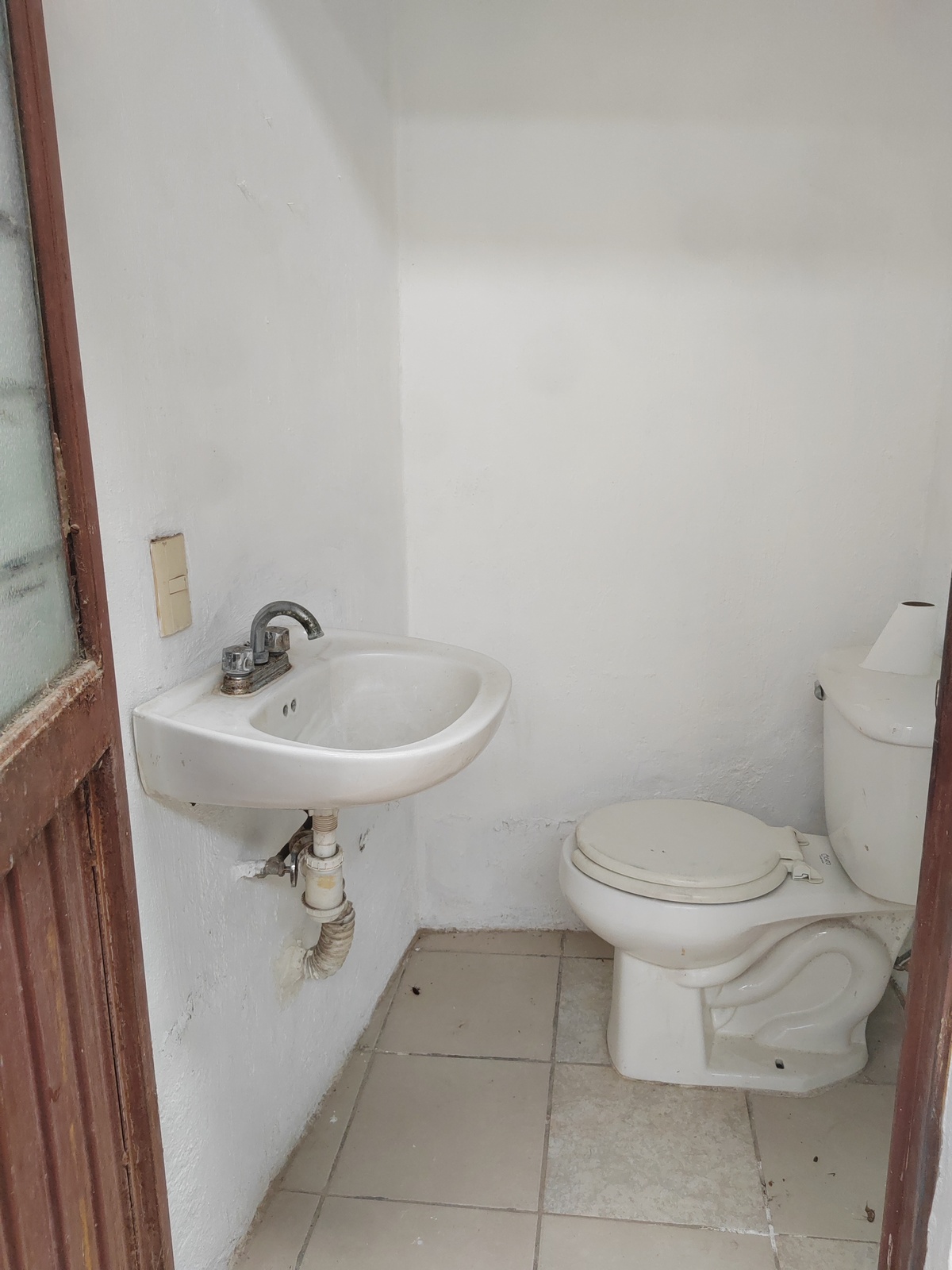 5 of 9: Medio baño