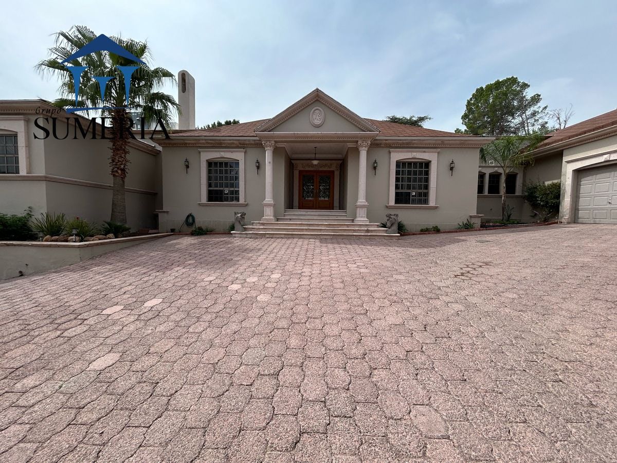 Casa en venta en Lomas con alberca techada