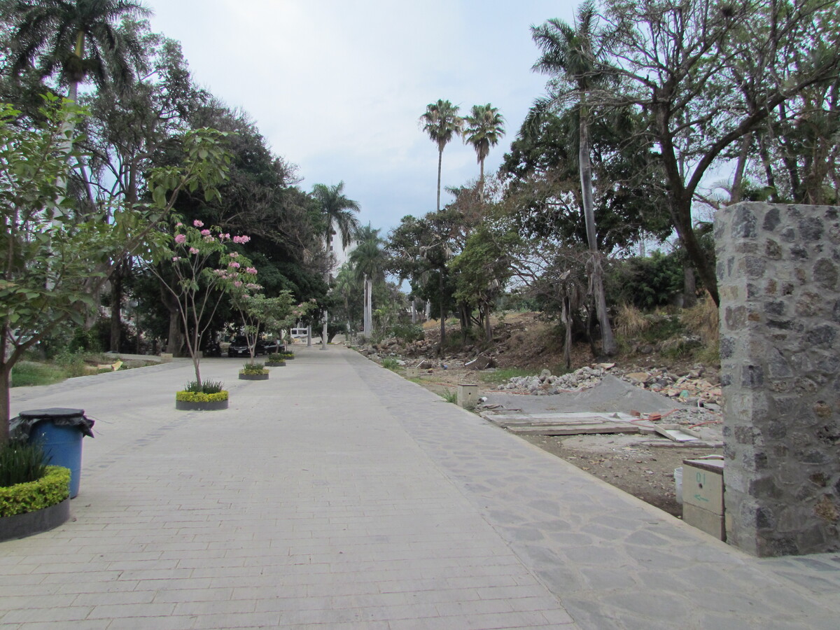 2 of 6: Terreno y acceso