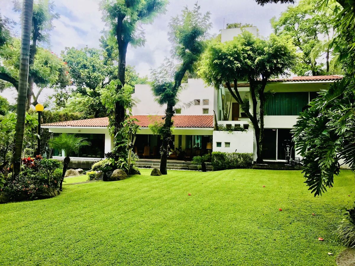 1 of 28: Fachada desde jarsin