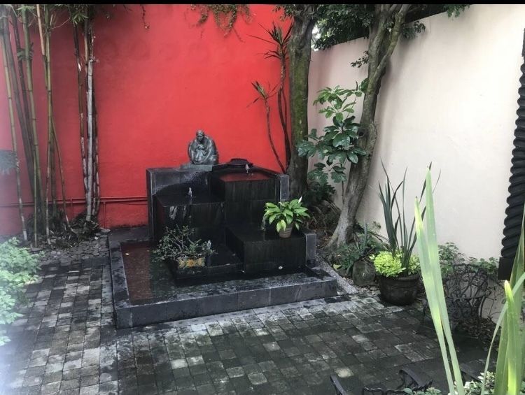 4 of 28: Patio con fuente