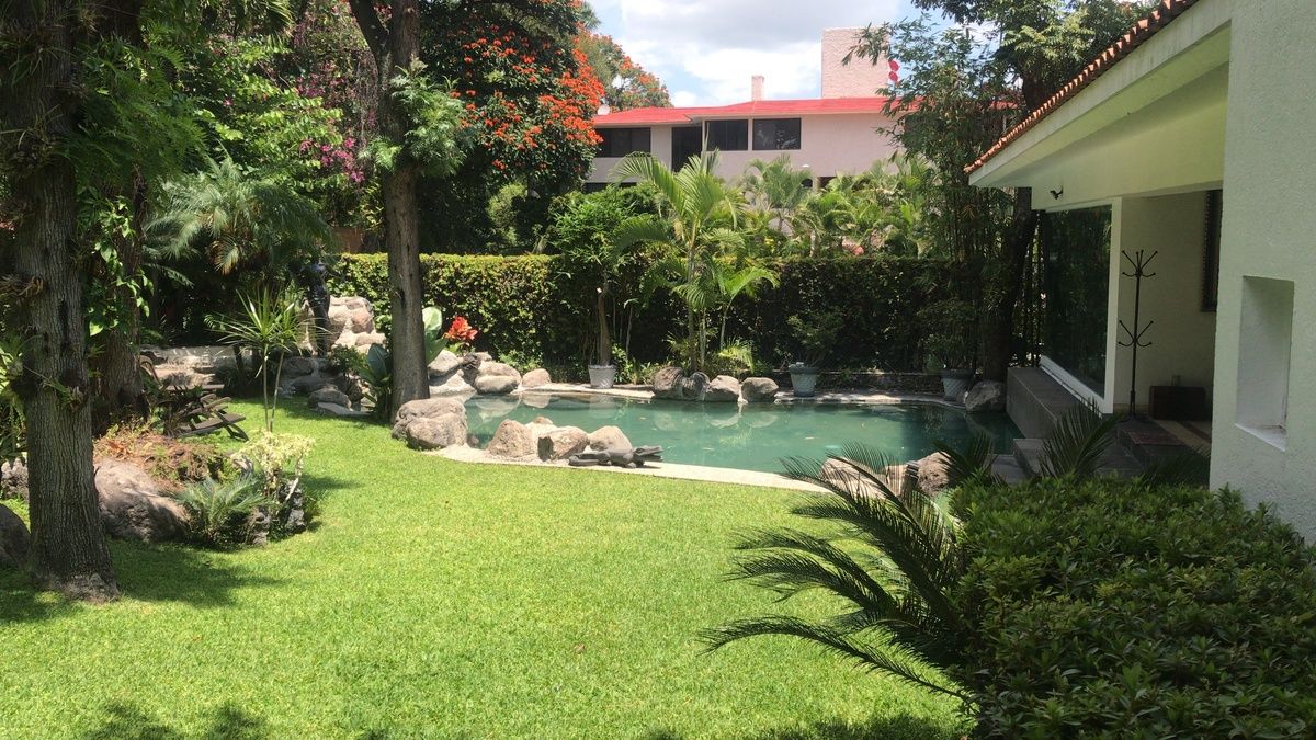 6 of 28: Jardín y alberca