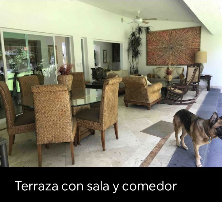 11 of 28: Terraza con comedor y sala