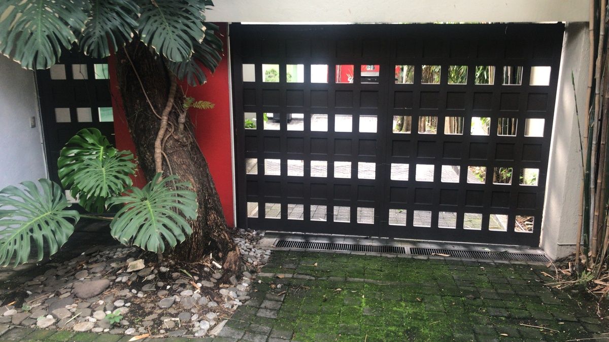 13 of 28: Porton de la casa