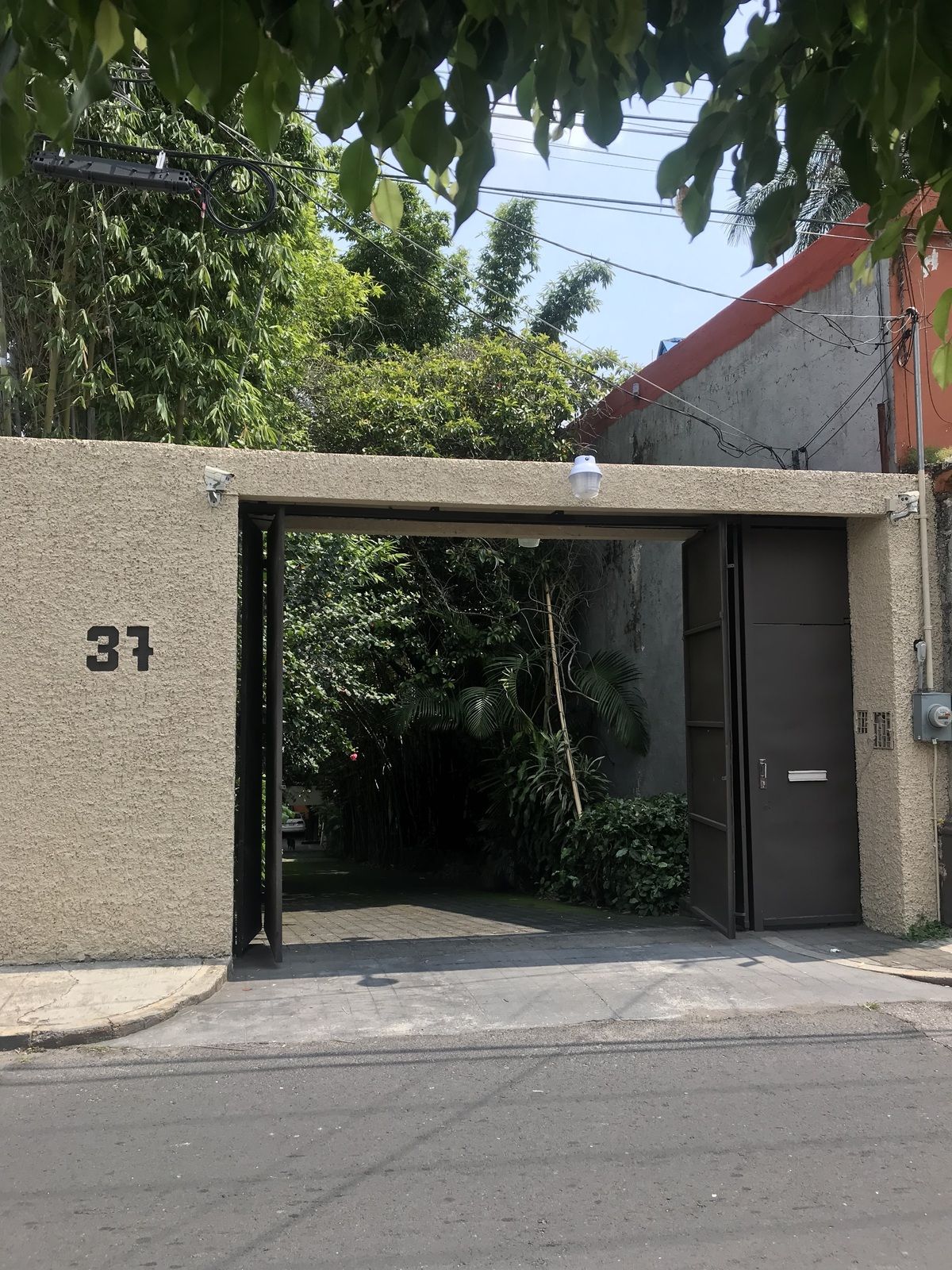 14 of 28: Portón Privada