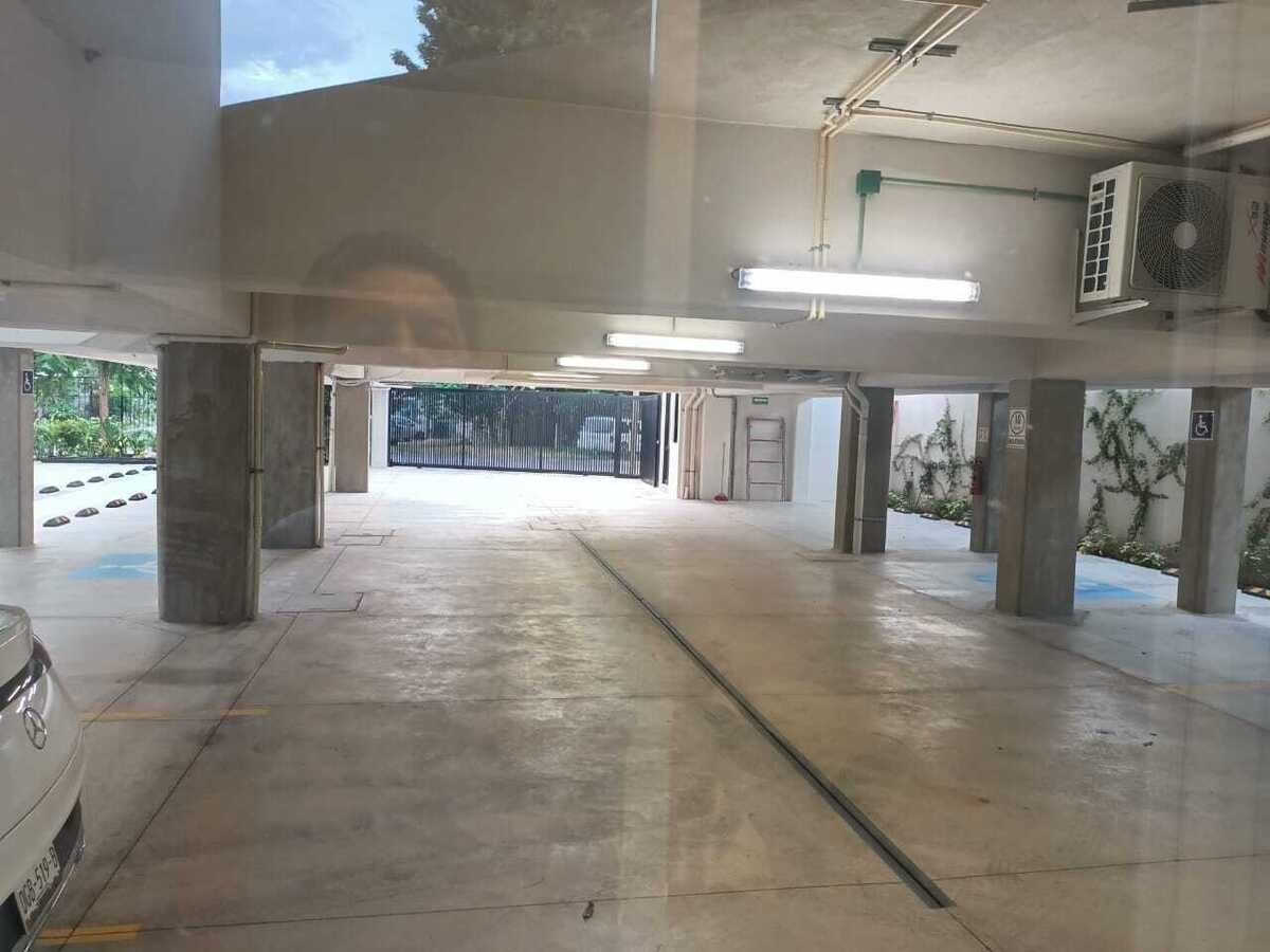 36 de 38: Estacionamiento techado