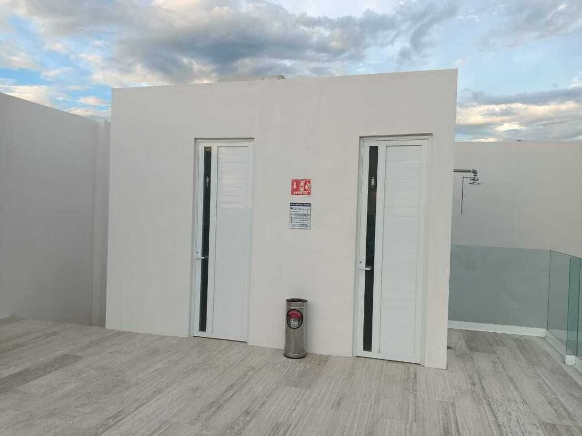 32 de 38: Baños, para damas y caballeros y una ducha