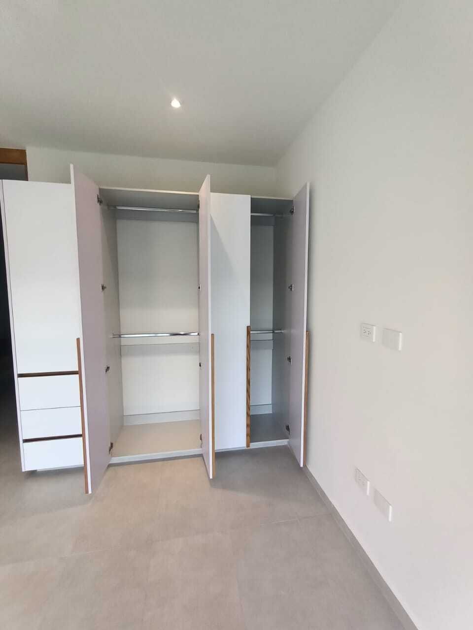 17 de 38: Clóset en recámara