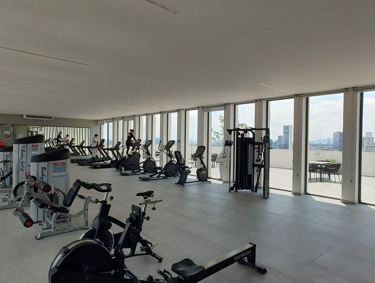 3 of 16: Gimnasio