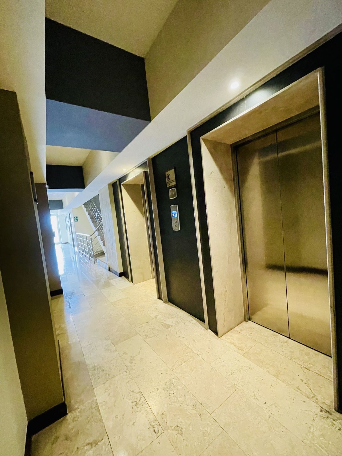 4 de 25: Elevadores torre norte