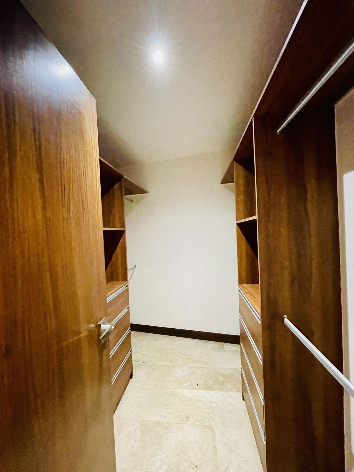 16 de 25: Walking clóset recámara principal