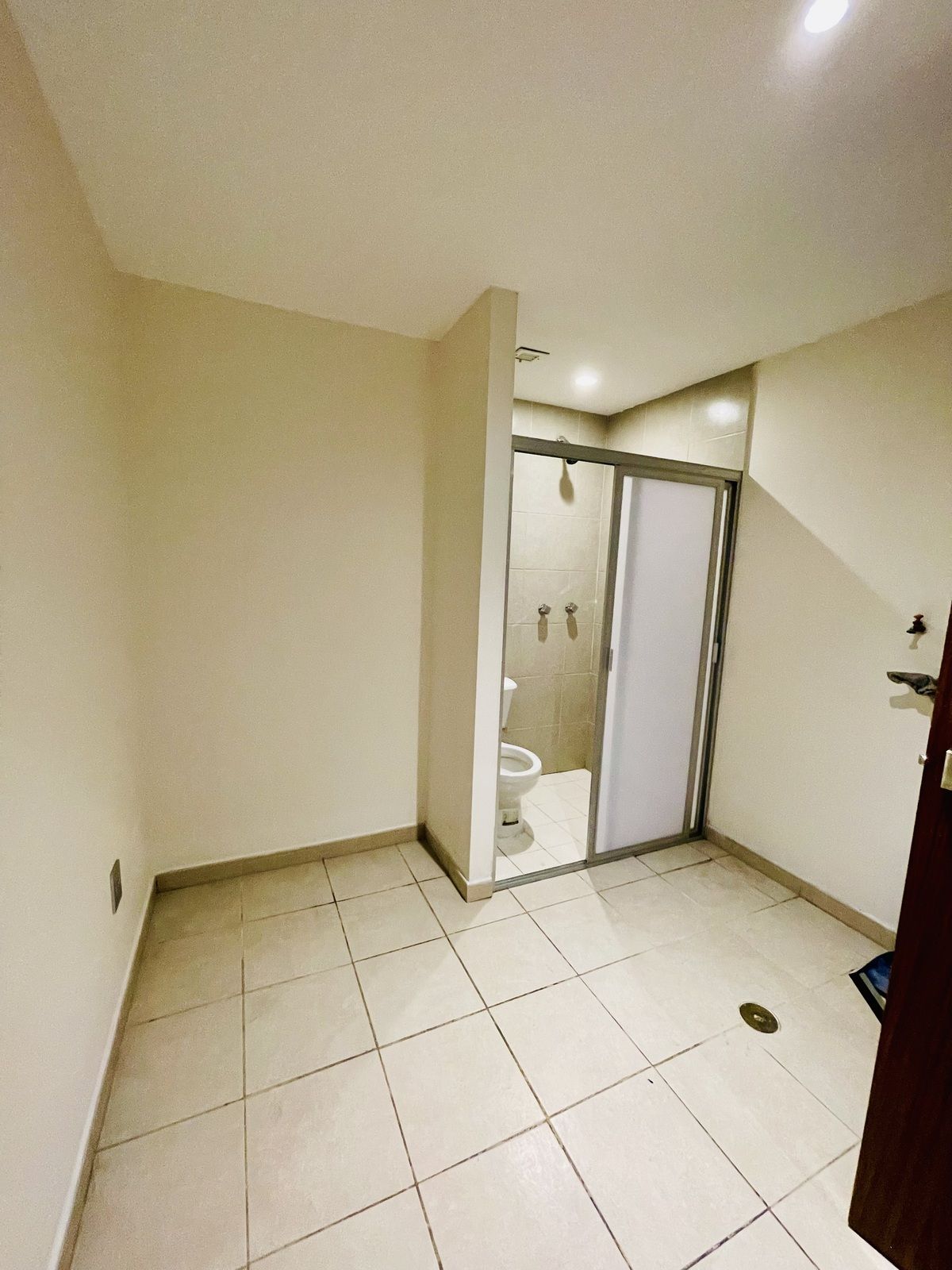 17 de 25: Cuarto de servicio con baño comoleto