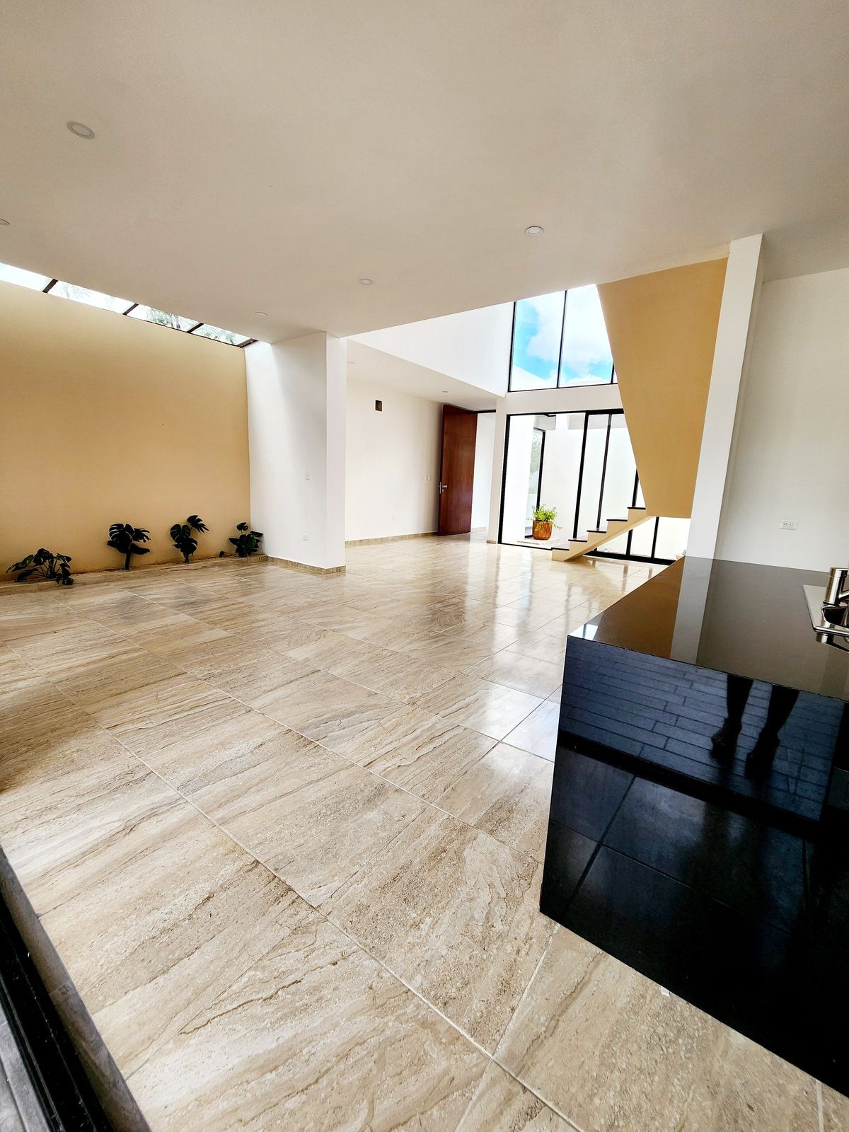 5 de 27: Amplias estancias para sala, comedor y cocina abierta.