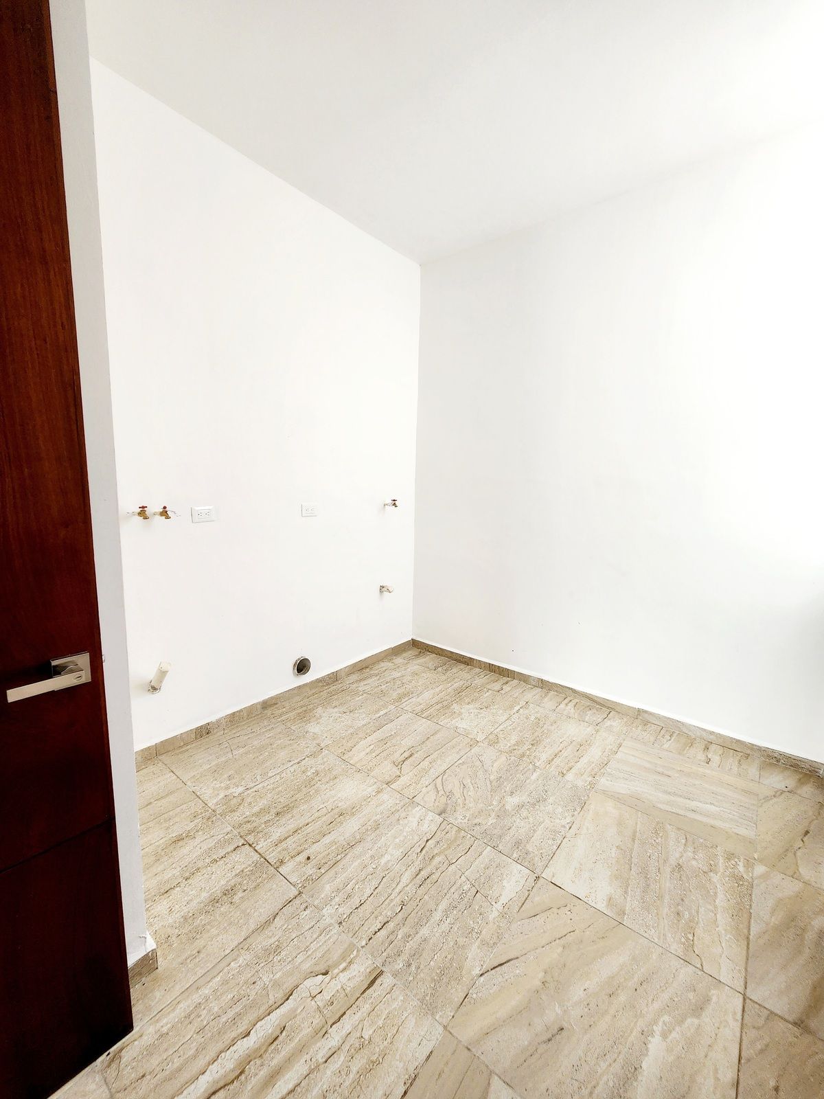 8 de 27: Cuarto de lavado con entrada a la cocina e independiente.