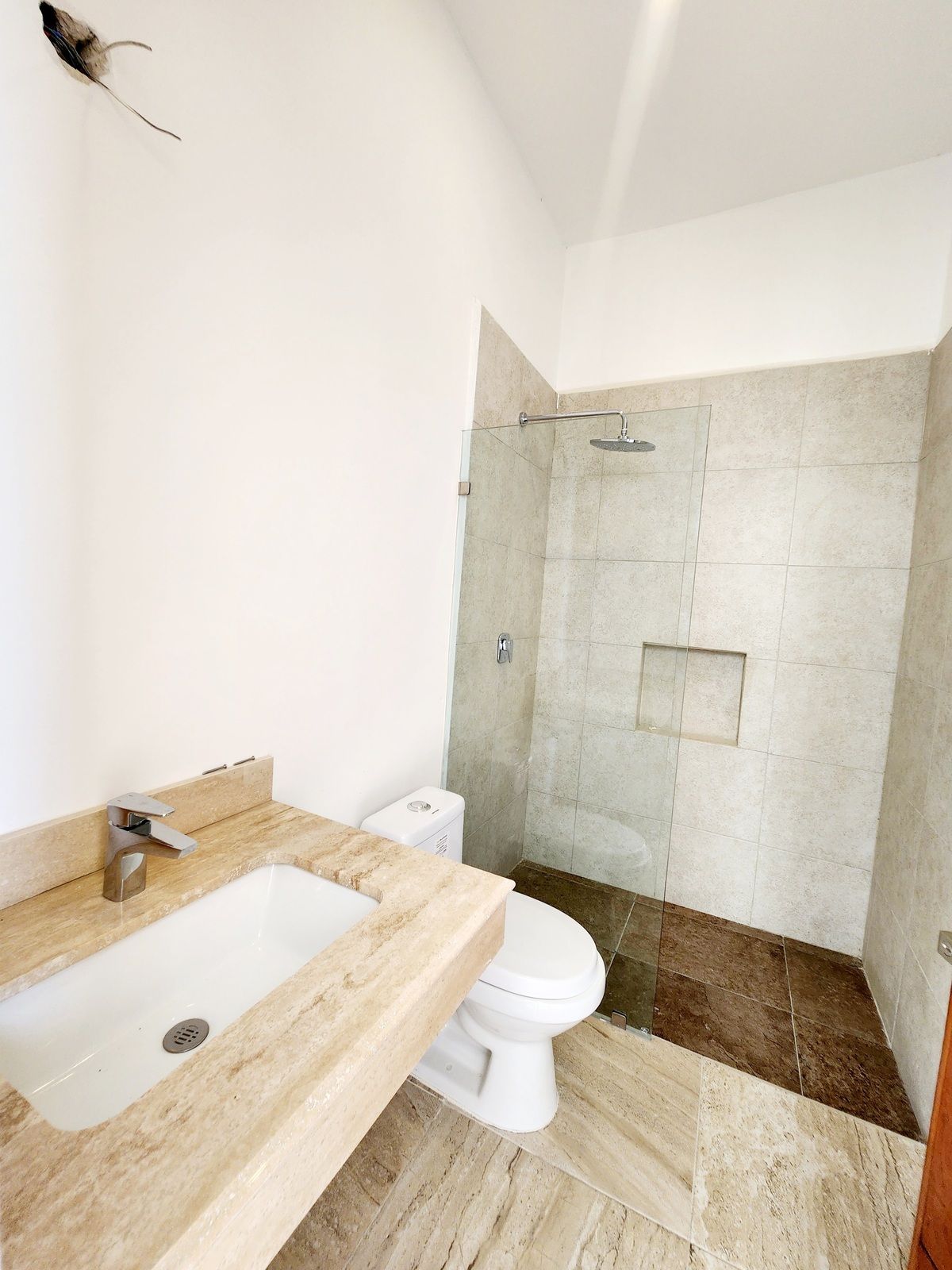 9 de 27: Baño completo de visitas