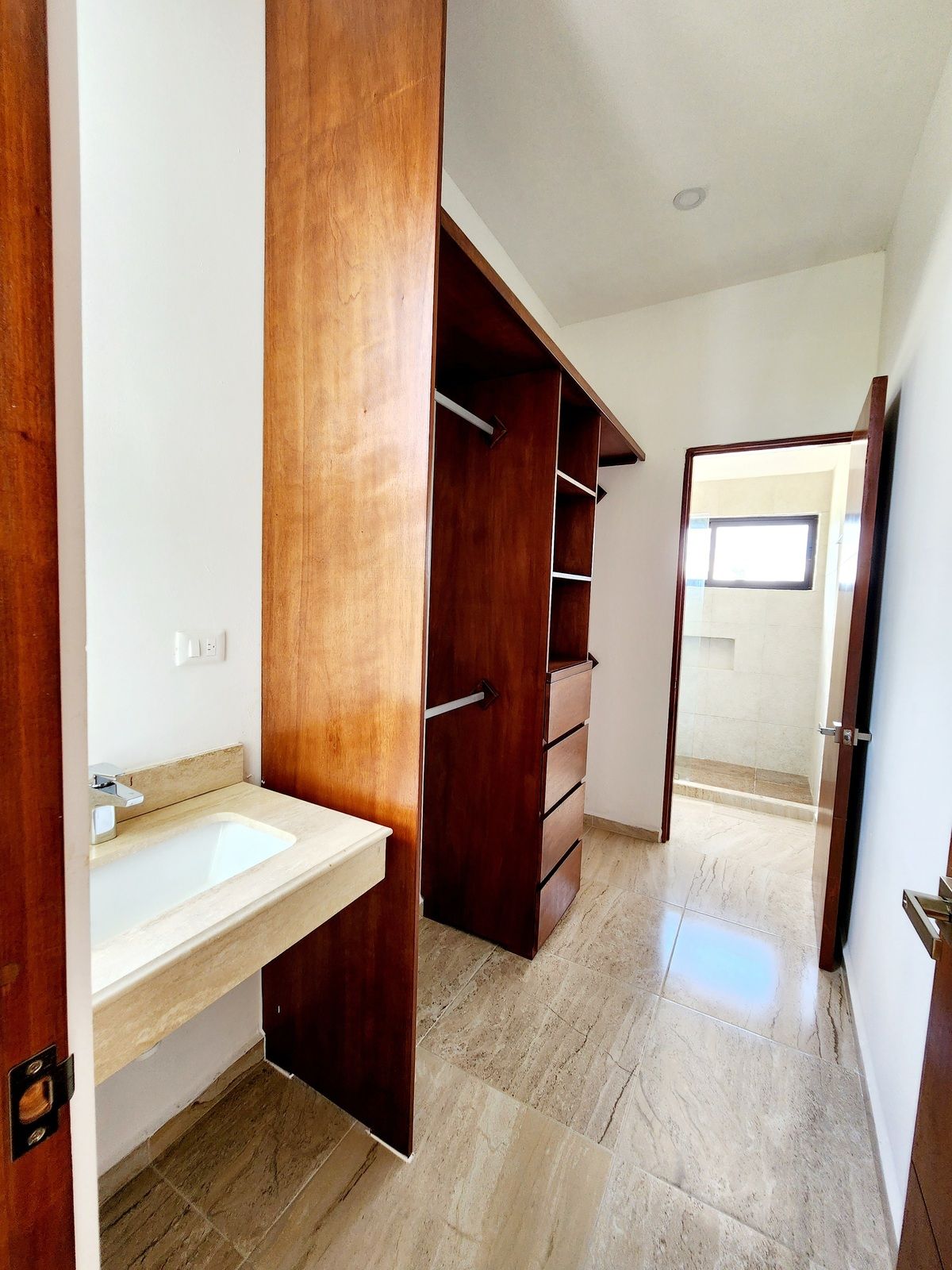 12 de 27: Vestidor y baño completo de recámara secundaria