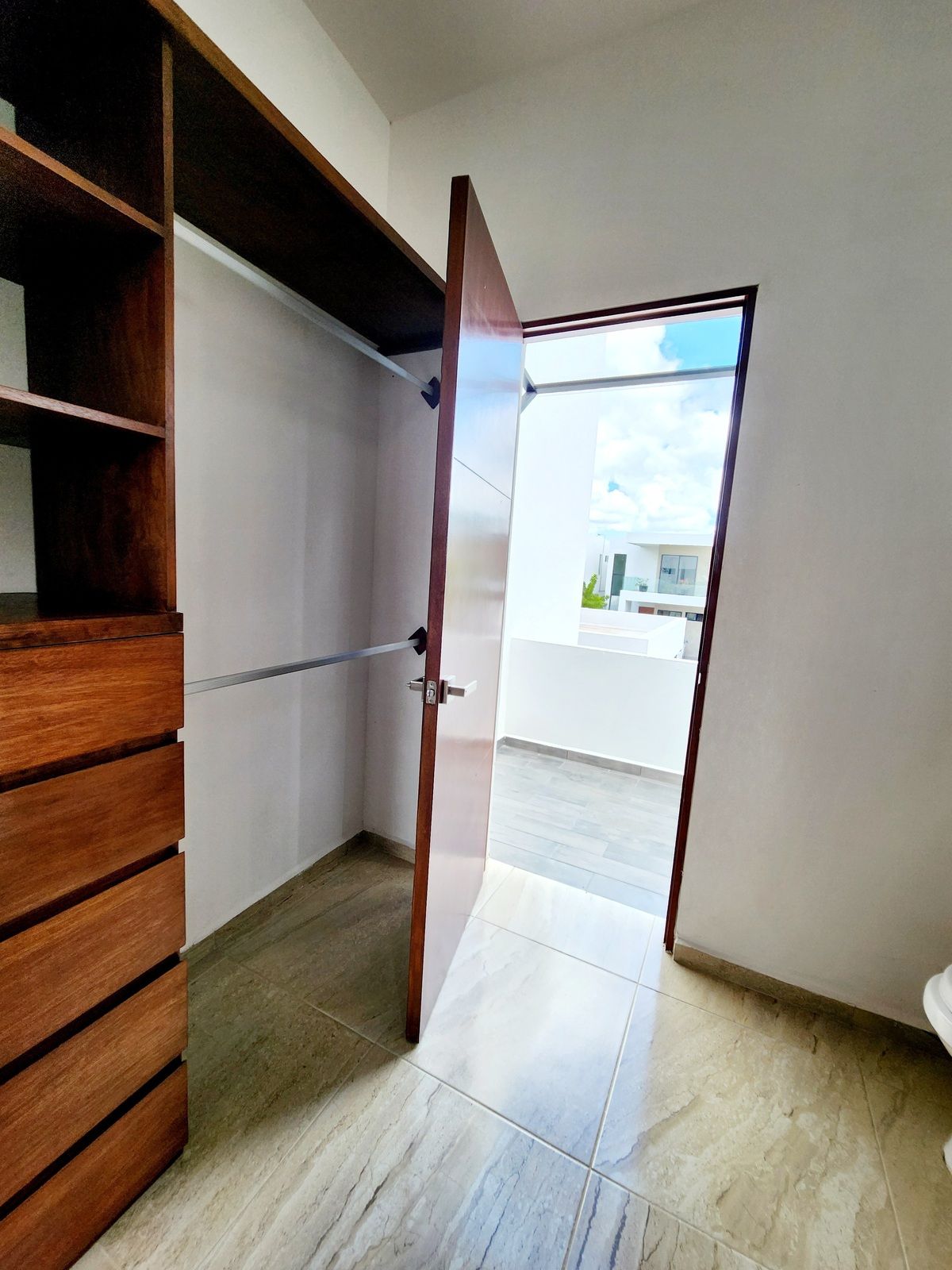 16 de 27: Baño completo, vestidor y balcón de recámara principal