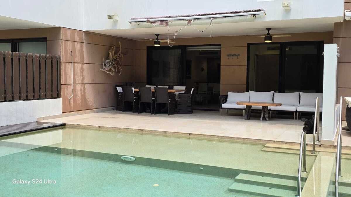 14 de 19: Terraza Privada. Comedor y sala exteriores. Alberca.