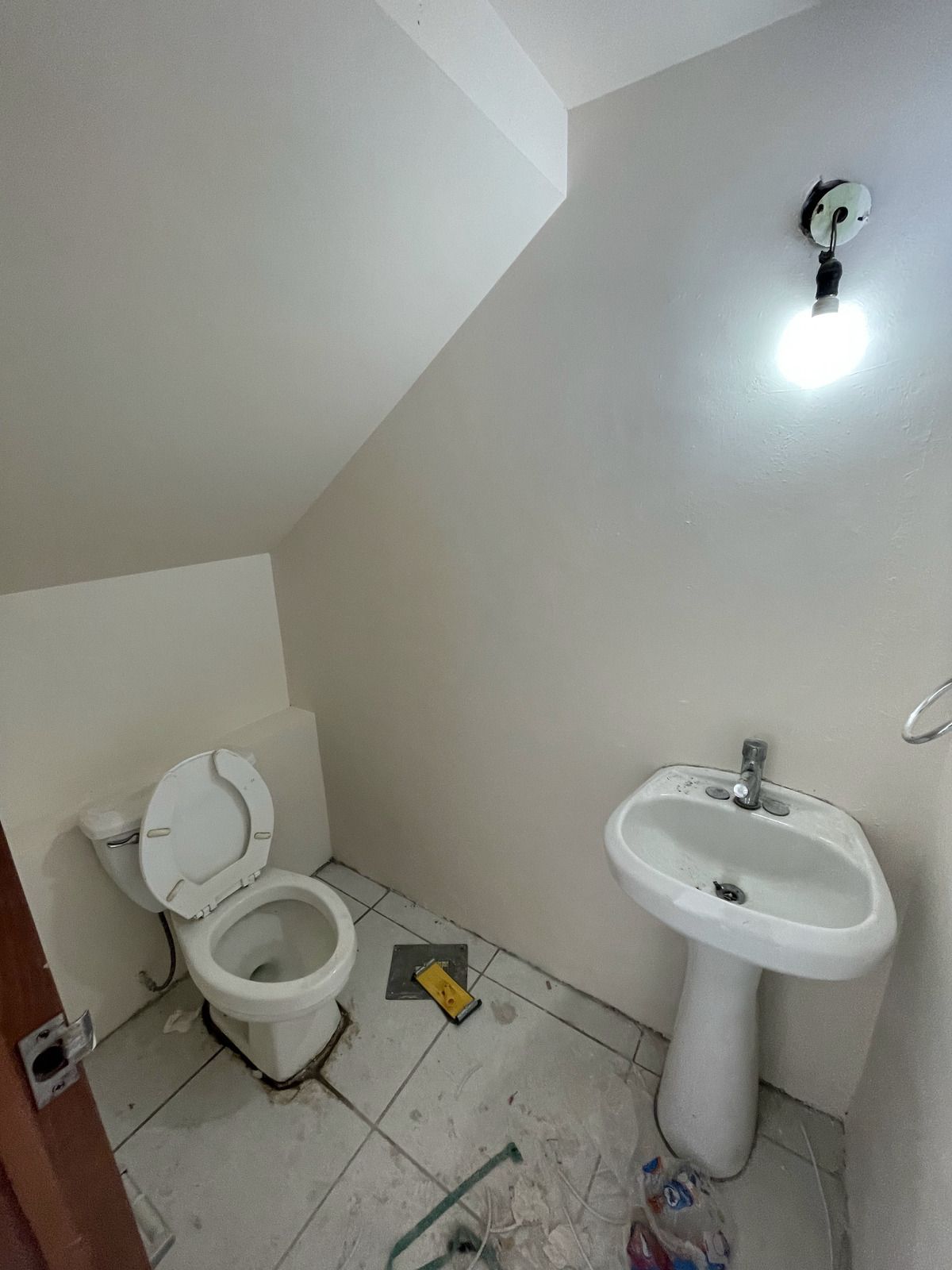5 of 37: MEDIO BAÑO PLANTA BAJA
