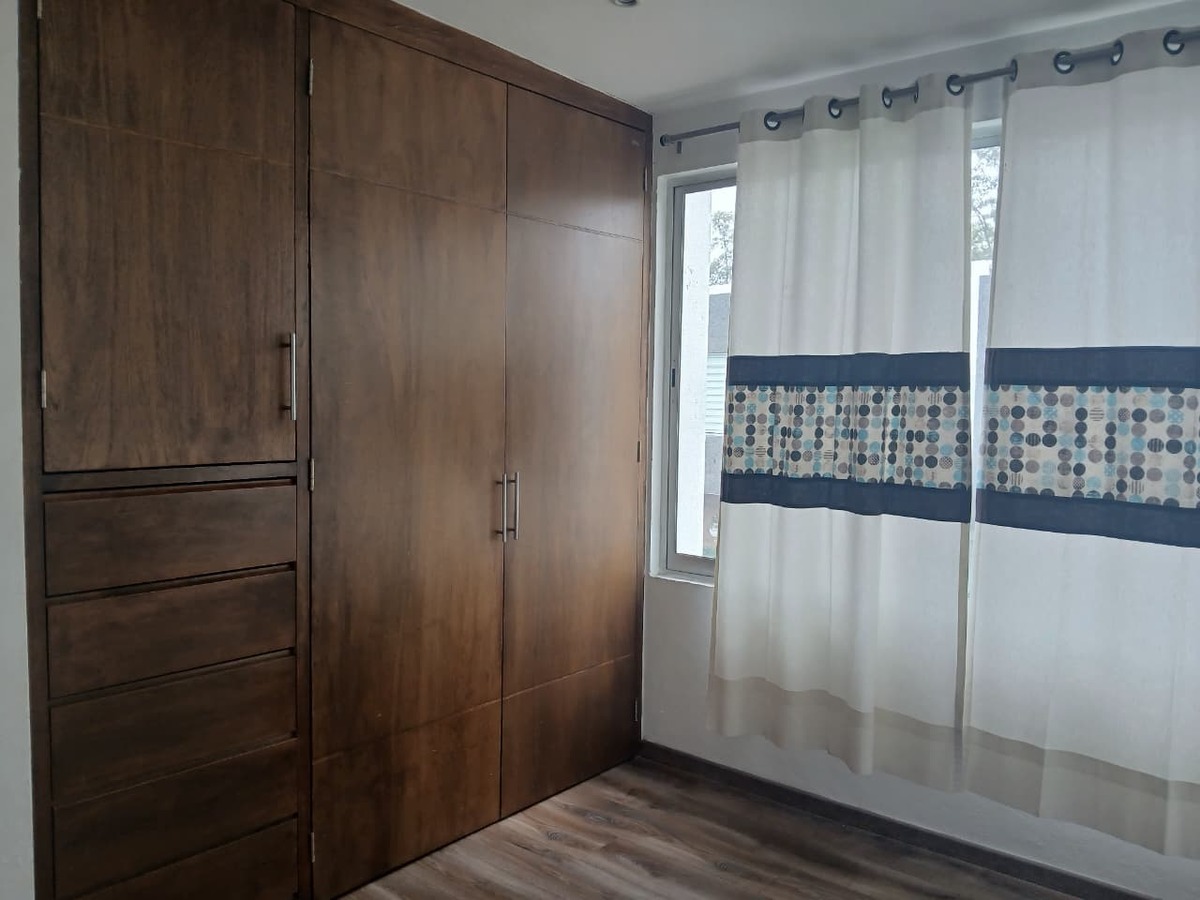 27 de 34: Recamara 2 con armarios