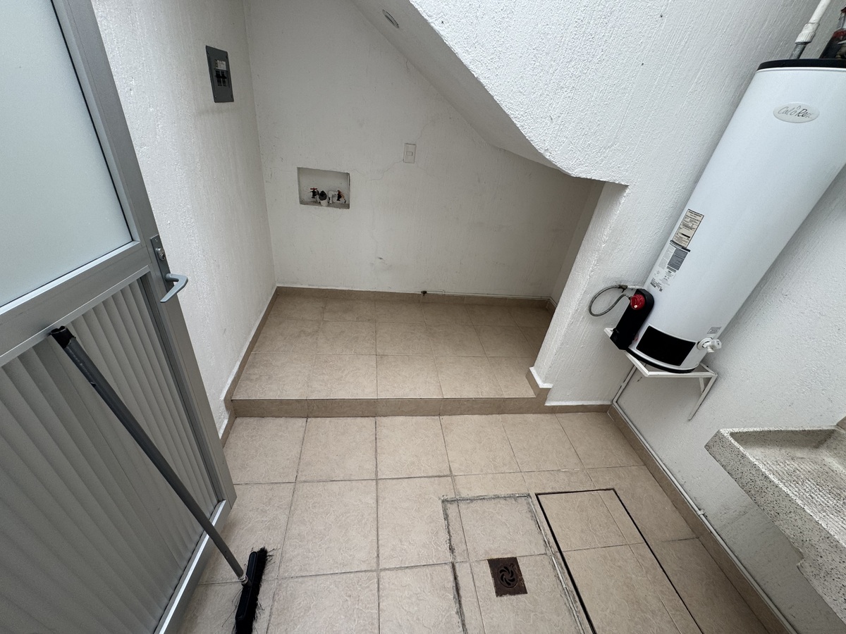 13 de 34: Patio de Servicio