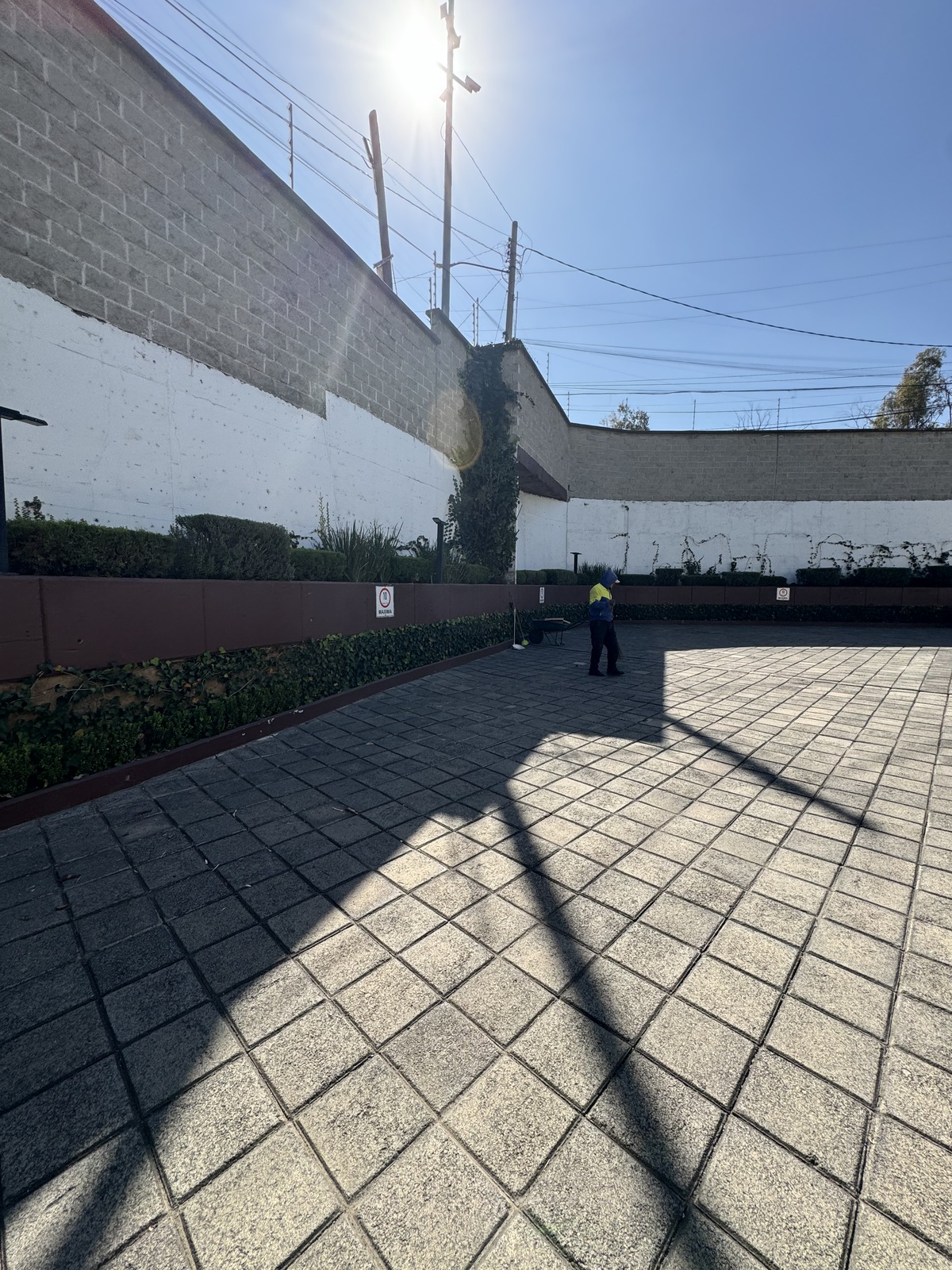 2 de 34: Explanada de Estacionamiento