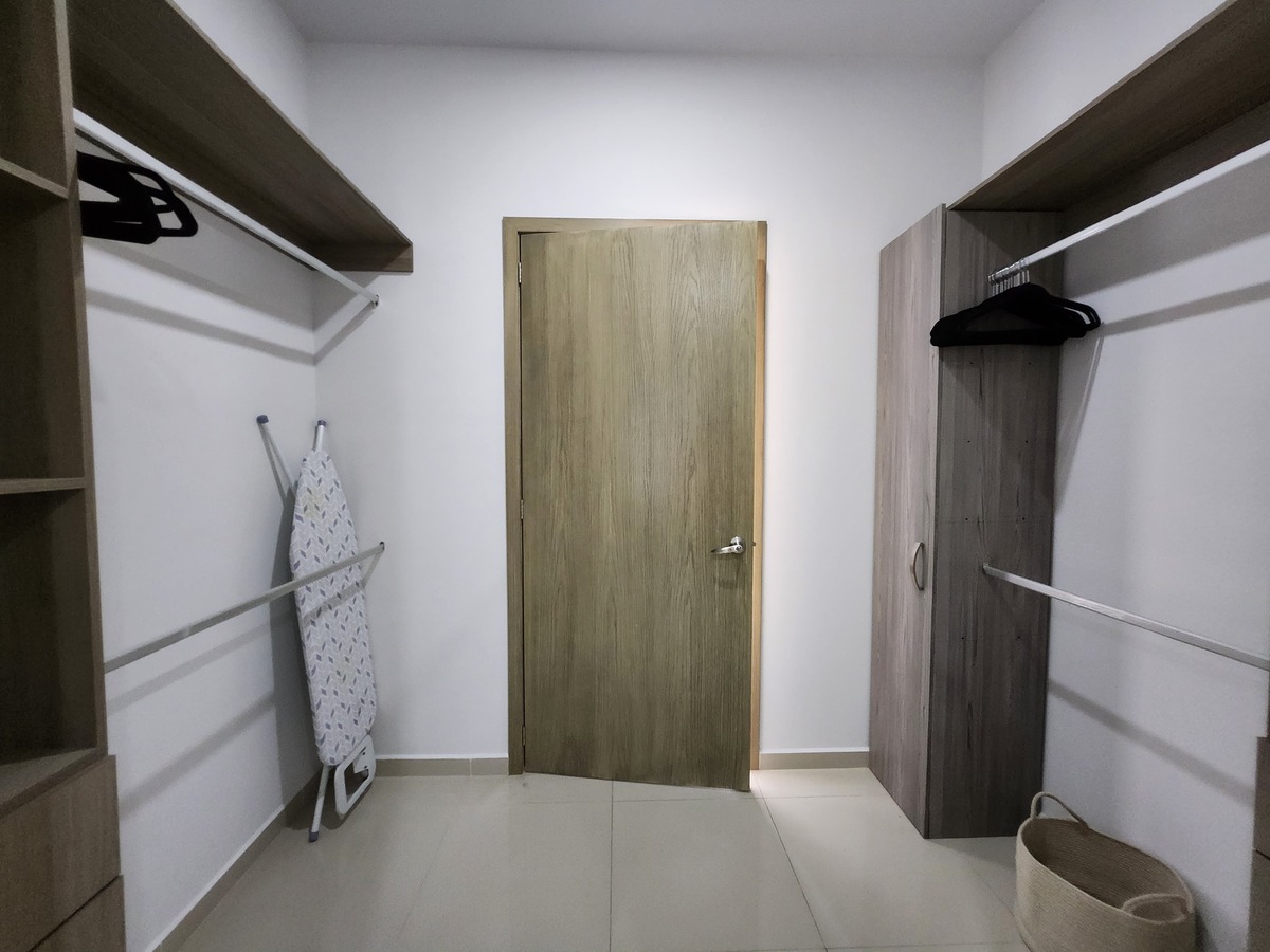 16 of 36: Walking closet